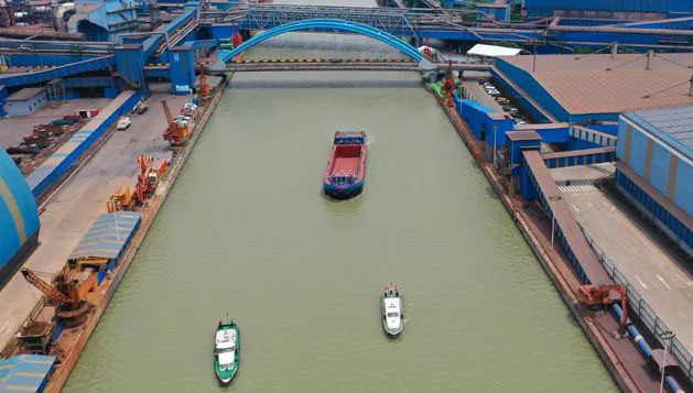 تساعد V&T أول سفينة شحن كهربائية ببطارية تزن ألف طن في نهر اليانغتسي بنجاح إبحار تجريبي
